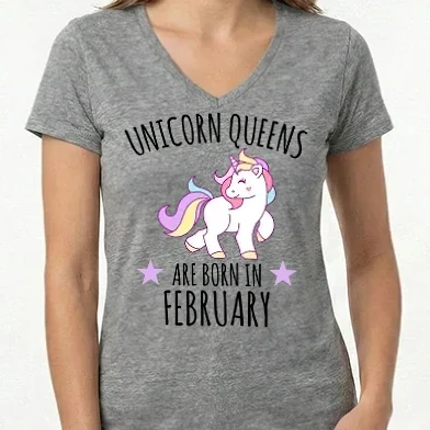 Női V-nyakú póló - Unicorn queens are born in - February