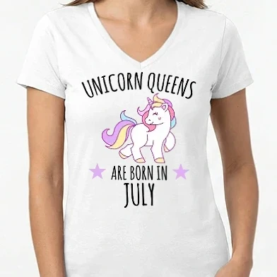 Női V-nyakú póló - Unicorn queens are born in - July