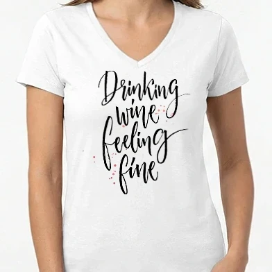 Női V-nyakú póló - Drinking wine feeling fine