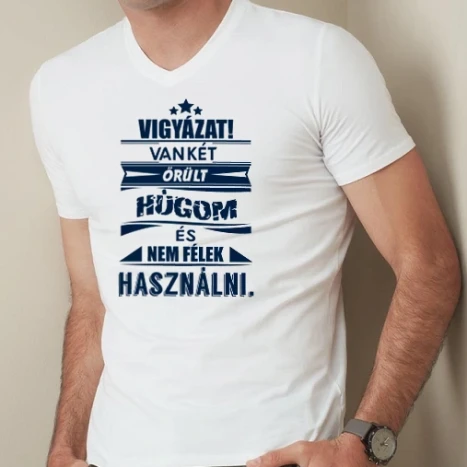 Férfi prémium fit V-nyakú póló - Van két őrült húgom