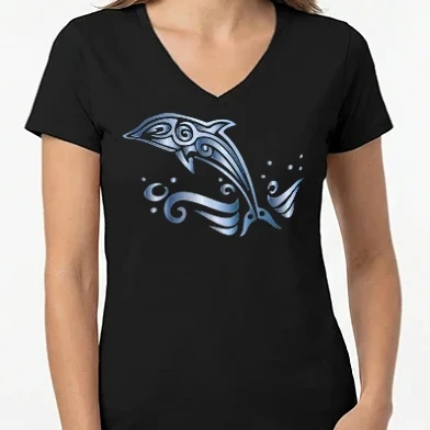 Női V-nyakú póló - ezüst delfin