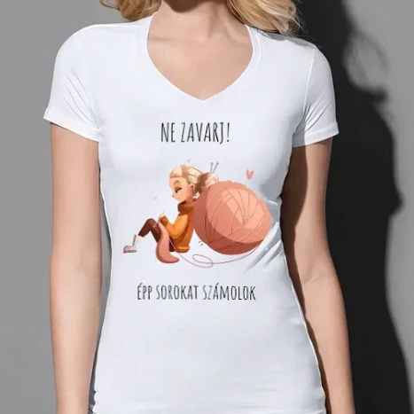 Női prémium V-nyakú póló - Ne zavarj, épp sorokat számolok