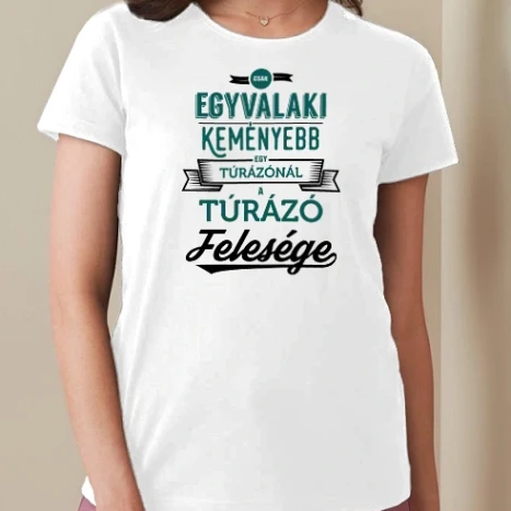 Női prémium kerek nyakú póló  - Csak egyvalaki keményebb a túrázónál