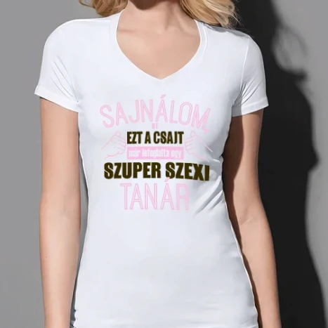 Női prémium V-nyakú póló - Sajnálom ezt a csajt lefoglalta egy szuperszexi TANÁR 