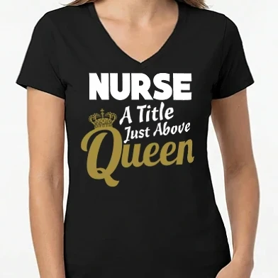 Női V-nyakú póló - Nurse a title just above Queen