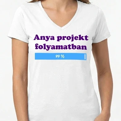 Női V-nyakú póló - Anya projekt folyamatban 99%