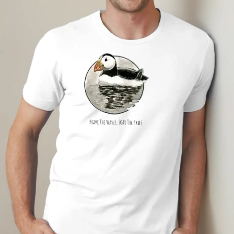 Férfi prémium fit kerek nyakú póló - Puffin - Brave The Waves, Soar The Skies