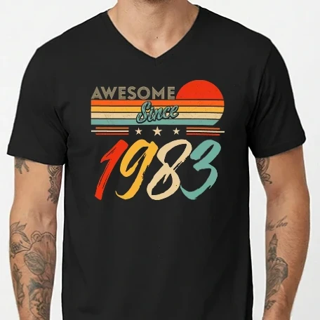 Férfi V-nyakú póló - Awesome since 1983