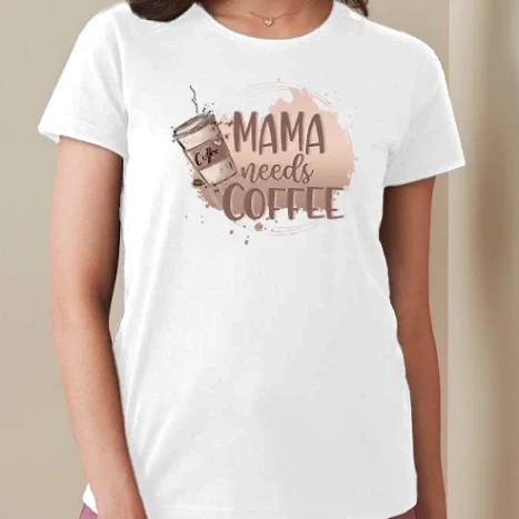 Női prémium kerek nyakú póló  - Mama needs coffee_4