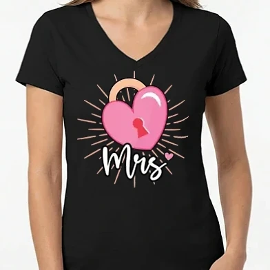 Női V-nyakú póló - Mrs szívlakat kulccsal