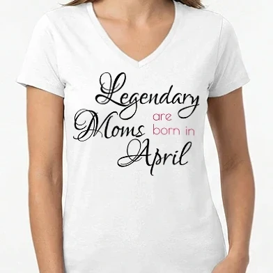 Női V-nyakú póló - Legendary Moms are born in April
