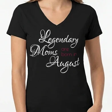 Női V-nyakú póló - Legendary Moms are born in August