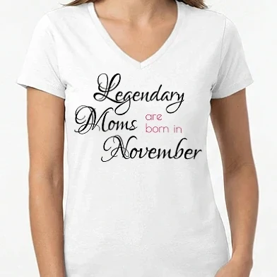 Női V-nyakú póló - Legendary Moms are born in November