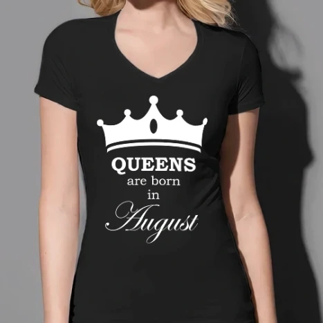 Női prémium V-nyakú póló - Queens are born in August