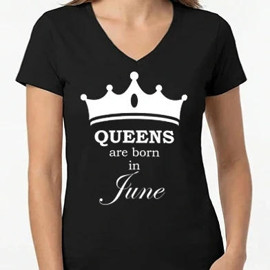 Női V-nyakú póló - Queens are born in June