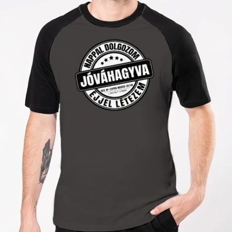 Férfi Baseballpóló - Jóváhagyva bélyegző - nappal dolgozom, éjjel létezem