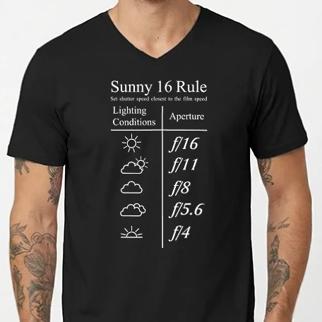 Férfi V-nyakú póló - Sunny 16 Rule