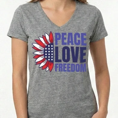 Női V-nyakú póló - Peace Love Freedom